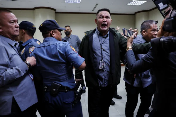 Tension au Sénat philippin : un homme interpellé par les forces de l'ordre.