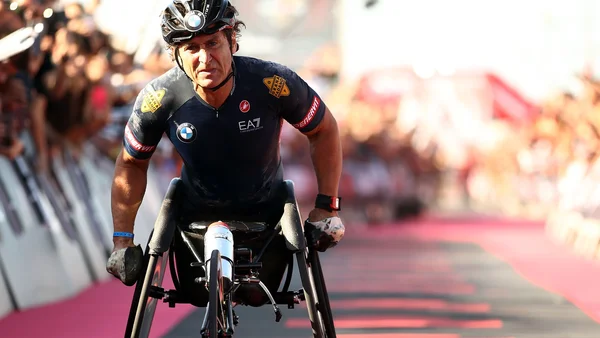 Alex Zanardi en pleine compétition de course en fauteuil roulant
