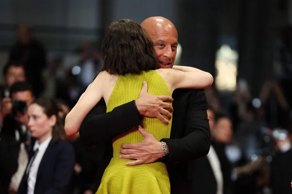 Vin Diesel étreignant Meadow Walker, la fille de Paul Walker, au Festival de Cannes.