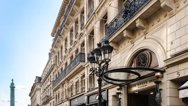L’entrée du Park Hyatt Paris-Vendôme, un ancien palace parisien.