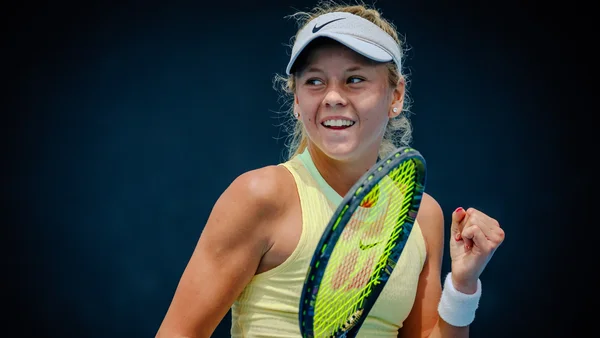 Ksenia Efremova célèbre une victoire, raquette en main.
