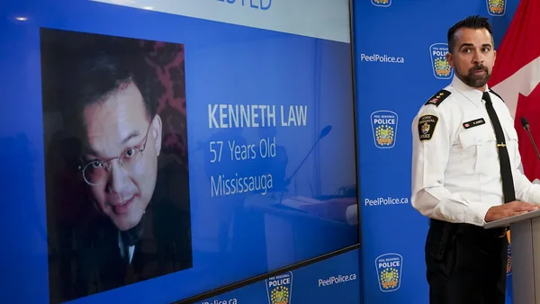 Conférence de presse policière avec la photo de Kenneth Law affichée à l'écran.