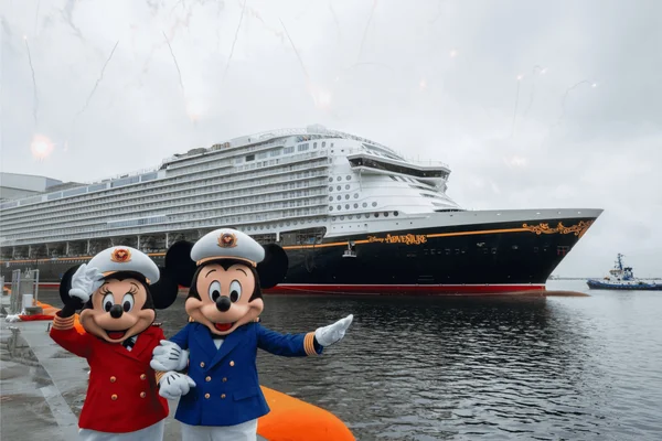 Mickey et Minnie Mouse, en tenue de capitaine, devant le Disney Adventure.