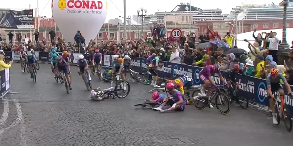 Chute collective sur les pavés à l'arrivée à Naples lors du Tour d'Italie.