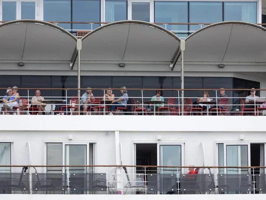 Passagers à bord d'un paquebot de croisière, illustration de la vie à bord avant le confinement.