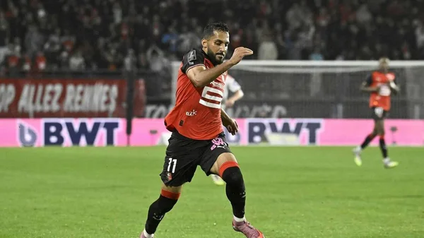 Mousa Al-Tamari en mouvement lors d'un match du Stade Rennais, maillot rouge et short noir.