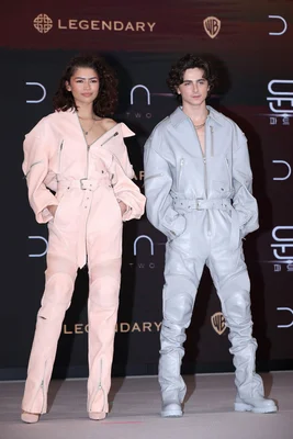 Timothée Chalamet et Zendaya arborant des looks coordonnés lors de l'avant-première coréenne de Dune 2.