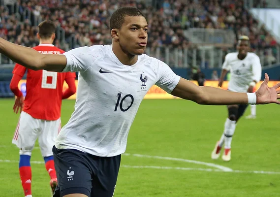 Kylian Mbappé célèbre son deuxième but sous le maillot de l'équipe de France le 27 mars 2018.