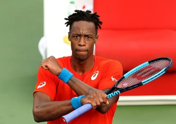 Gaël Monfils en position d'attente sur le court.