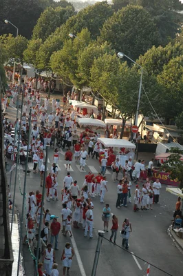 Affluence massive dans une rue du centre-ville de Bayonne pendant les fêtes.