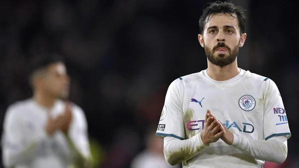 Bernardo Silva dans la tenue blanche de Manchester City.