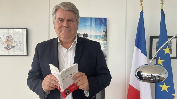 Franck Louvrier, maire de La Baule, confirme sa candidature aux municipales de 2026 dans un ouvrage.