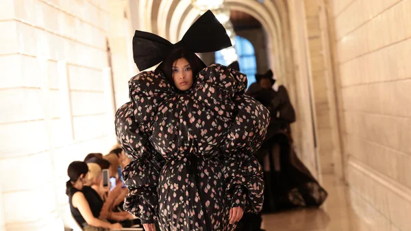 Look avant-gardiste de la marque Marc Jacobs.