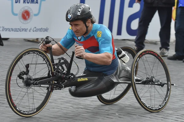 Alex Zanardi s'efforçant sur son vélo spécialisé lors d'une compétition de handisport.