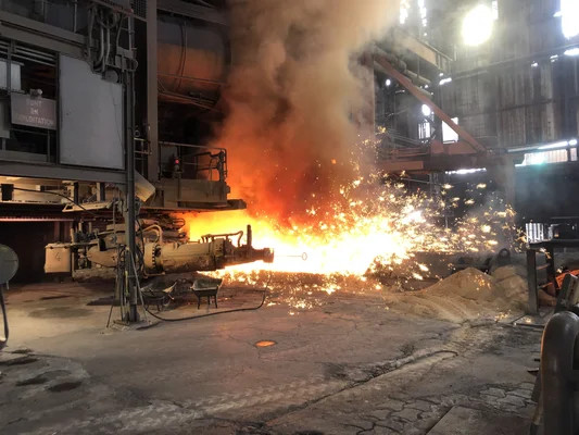 Coulée d'acier en fusion dans l'aciérie ArcelorMittal de Fos-sur-Mer.