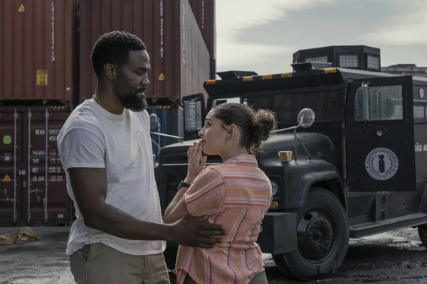 Scène de la série Netflix 'Man on Fire' avec Yahya Abdul-Mateen II et une actrice non identifiée.