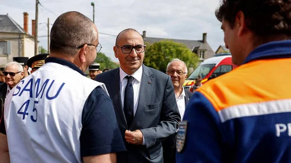 Laurent Nuñez échange avec les secouristes du SAMU 45 lors de sa visite au Teknival.