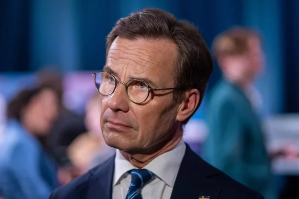 Le premier ministre suédois Ulf Kristersson annonçant l'achat de quatre frégates à Naval Group.