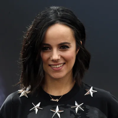 Alizée en chemise noire à étoiles et collier prénom