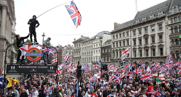 Des dizaines de milliers de manifestants d'extrême droite rassemblés devant la station Westminster à Londres, à l'appel de Tommy Robinson.