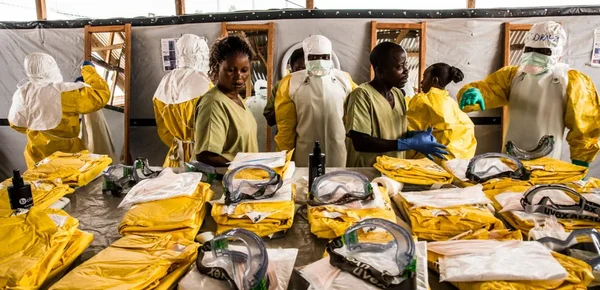 Préparation de matériel de protection individuelle dans un centre de traitement Ebola en RDC.
