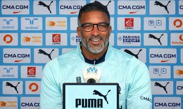 Habib Beye détaillant sa vision tactique du jeu pour l'OM.