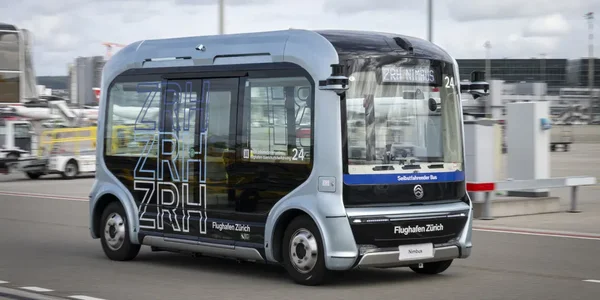 Navette autonome Nimbus sur le tarmac de l'aéroport de Zurich.