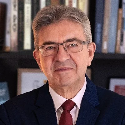 Jean-Luc Mélenchon dans son bureau, entouré de livres.