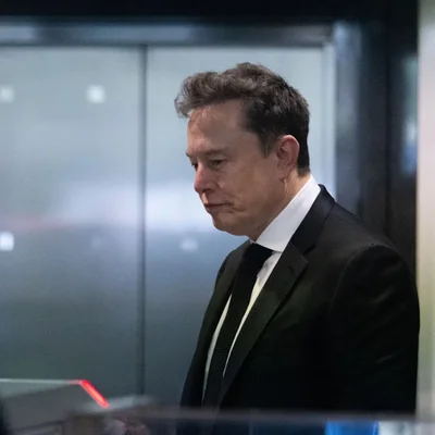 Elon Musk lors d'une audience, affichant une expression grave.
