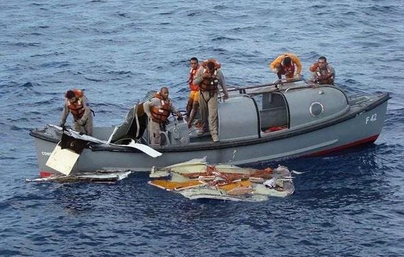 Bateau de sauvetage militaire participant aux opérations de récupération des débris du vol AF447 dans l'océan Atlantique.