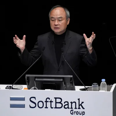 Masayoshi Son, PDG de SoftBank, présentant sur scène des concepts liés à l'IA.