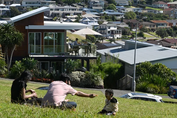 Des habitants d'un village côtier australien devenu viral, installés sur une colline face aux habitations locales.