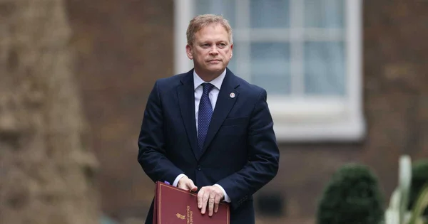 Grant Shapps, ministre britannique de la Défense, à l'extérieur avec un dossier officiel.