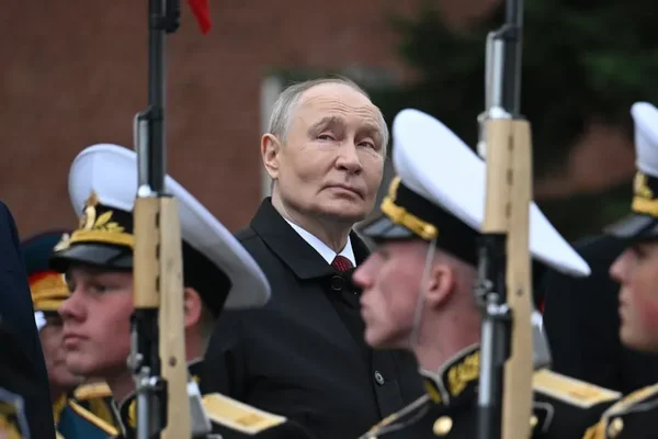 Vladimir Poutine assiste au défilé du 9-Mai sur la place Rouge à Moscou.