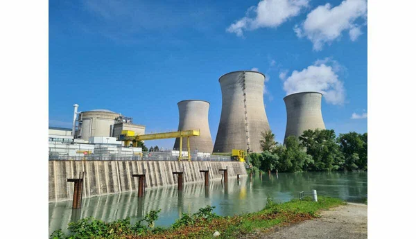La centrale nucléaire du Bugey, sur les bords du Rhône, où deux réacteurs EPR2 pourraient être construits.