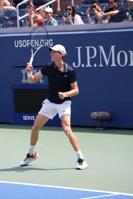 Jannik Sinner à l'entraînement avant l'US Open 2024, sur un court dur avec les logos USOPEN.ORG et J.P.Morgan.