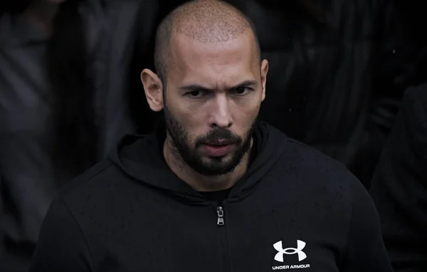 Andrew Tate en gros plan, expression sérieuse.
