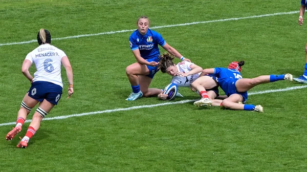 Les Bleues en action face à l'Italie lors du Tournoi des Six Nations féminin.