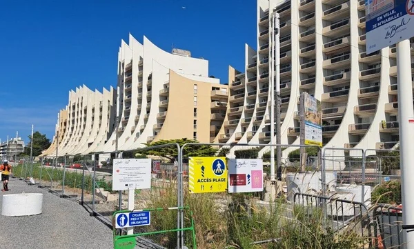 Immeubles ondulants et chantier de rénovation du front de mer à La Baule.