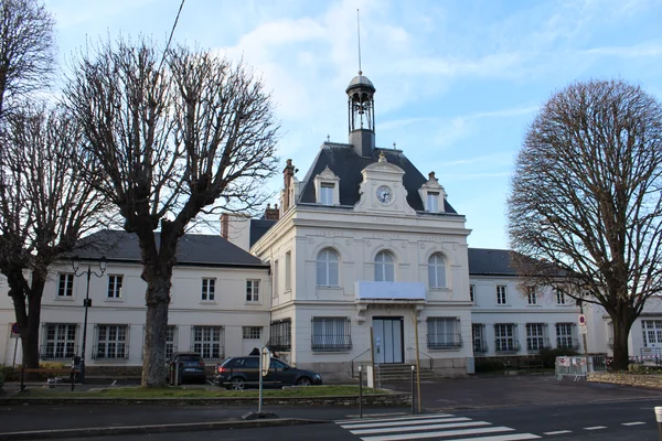 La mairie de Bry-sur-Marne sous un ciel bleu.