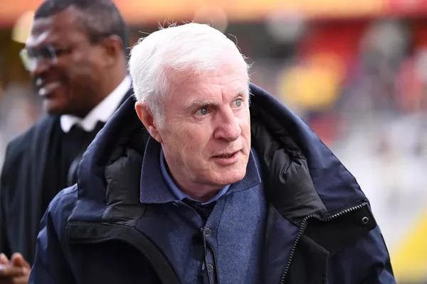 Pierre Sage, l'entraîneur lensois, concentré lors de la réception du PSG.