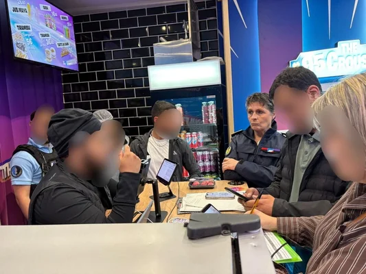 Des agents des forces de l'ordre et des employés lors du contrôle sanitaire du fast-food The Crousty à Persan.