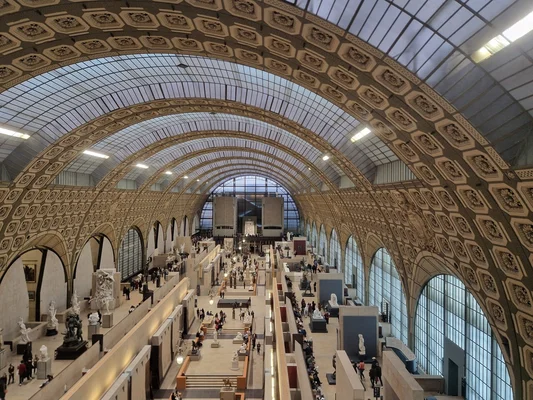 La nef centrale du musée d'Orsay, avec sa verrière et ses sculptures exposées.