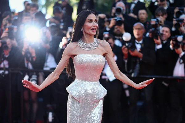 Demi Moore sur le tapis rouge du Festival de Cannes 2026, vêtue d'une robe argentée et de diamants.