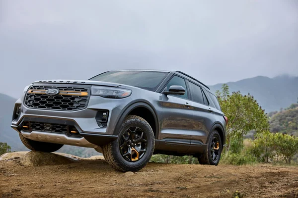 Le nouveau Ford Explorer 2026 en version grise sur un terrain accidenté
