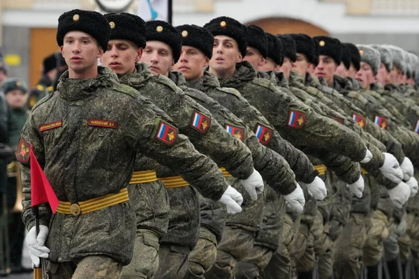 Des soldats russes en uniforme de camouflage défilent sans équipement militaire lourd lors du défilé du 9-Mai à Moscou.