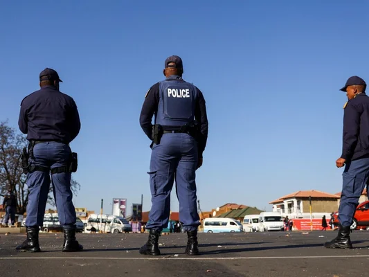Officiers de police sud-africains en patrouille après les récentes fusillades.