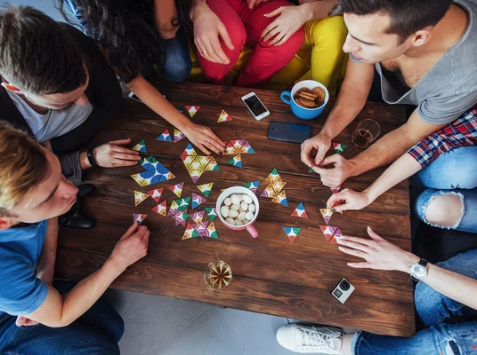 Jeu pour une soirée : nos idées incontournables pour une ambiance réussie