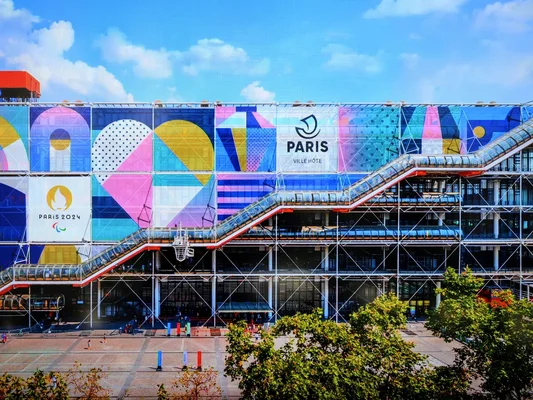 Le Centre Pompidou de Paris paré de fresques pour les Jeux Olympiques de 2024.