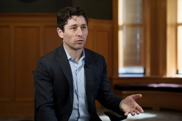 Un responsable commente la fusillade impliquant l'ICE à Minneapolis.